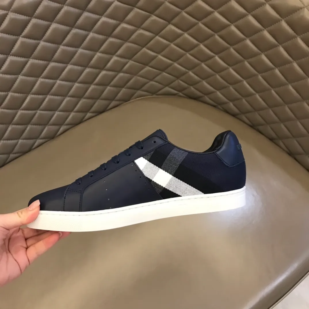 ¥380▫️B’s men’s classic low-top sneakers are reinterpreted in Vintage plaid cotton and cowhide materials, and decorated with a new brand logo. First-layer cowhide lining, embossed Burberry logo on the heel, and original TPU outsole! 38-44 (45 customized)